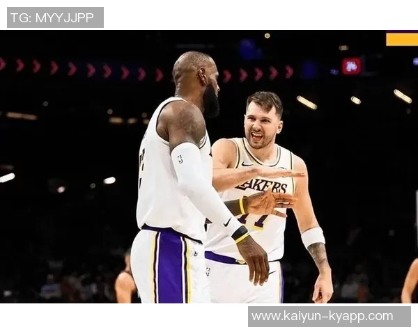 詹姆斯与东契奇同场25湖人本赛季保持全胜战绩7场不败